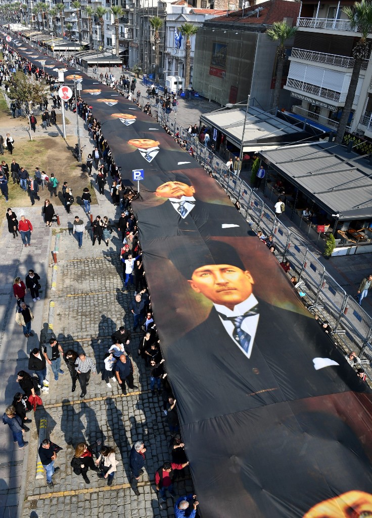 On binlerce İzmirli Atası'na saygı için yürüdü...