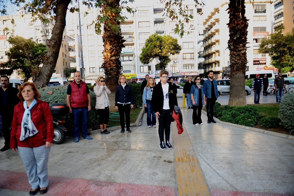 Saat 09:05'te İzmir'de hayat durdu...