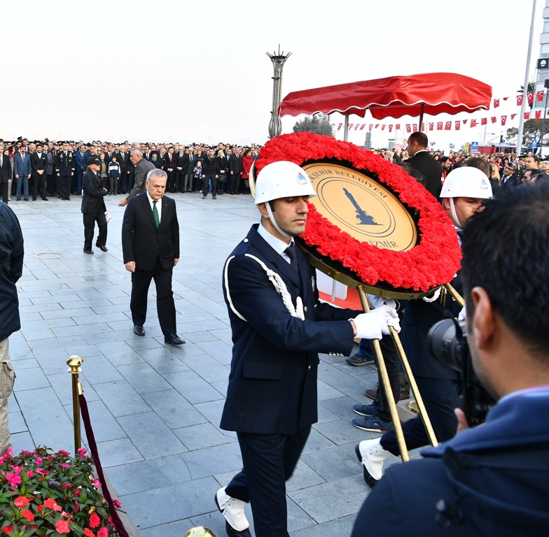Saat 09:05'te İzmir'de hayat durdu...