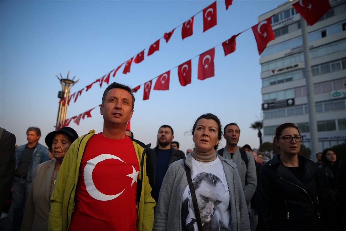 Saat 09:05'te İzmir'de hayat durdu...