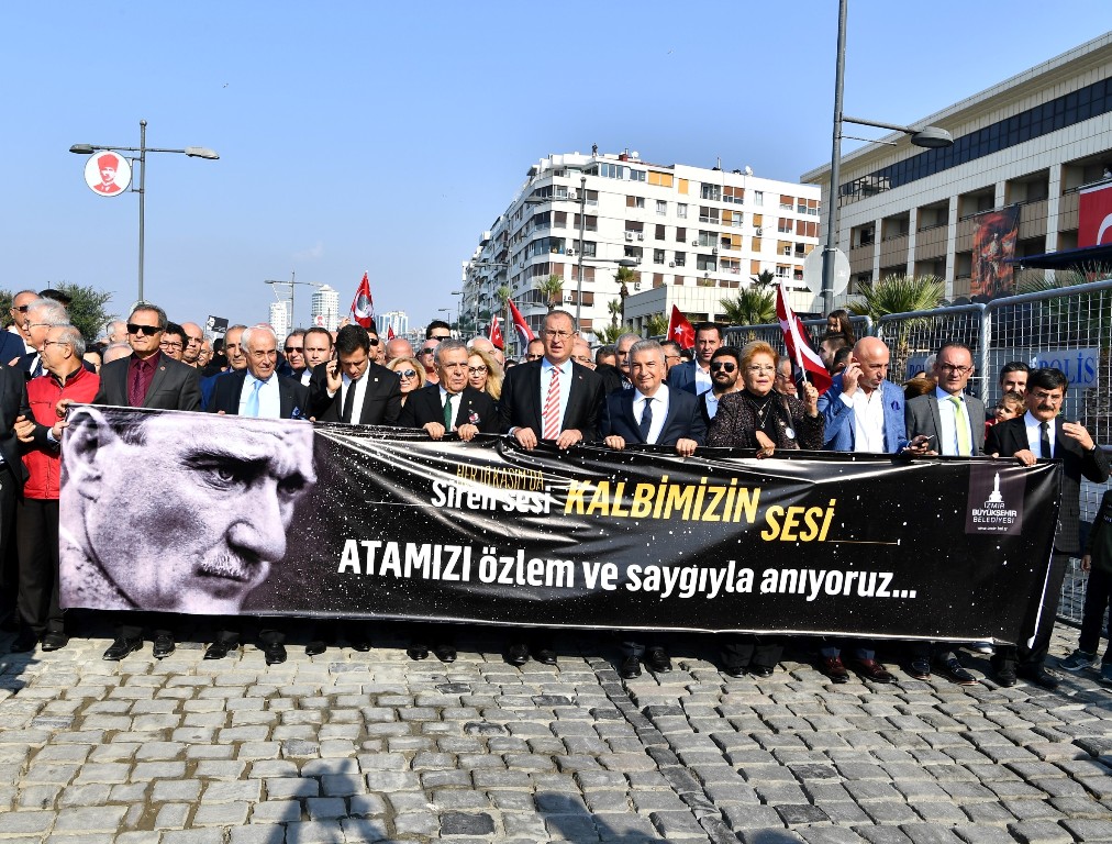 On binlerce İzmirli Atası'na saygı için yürüdü...