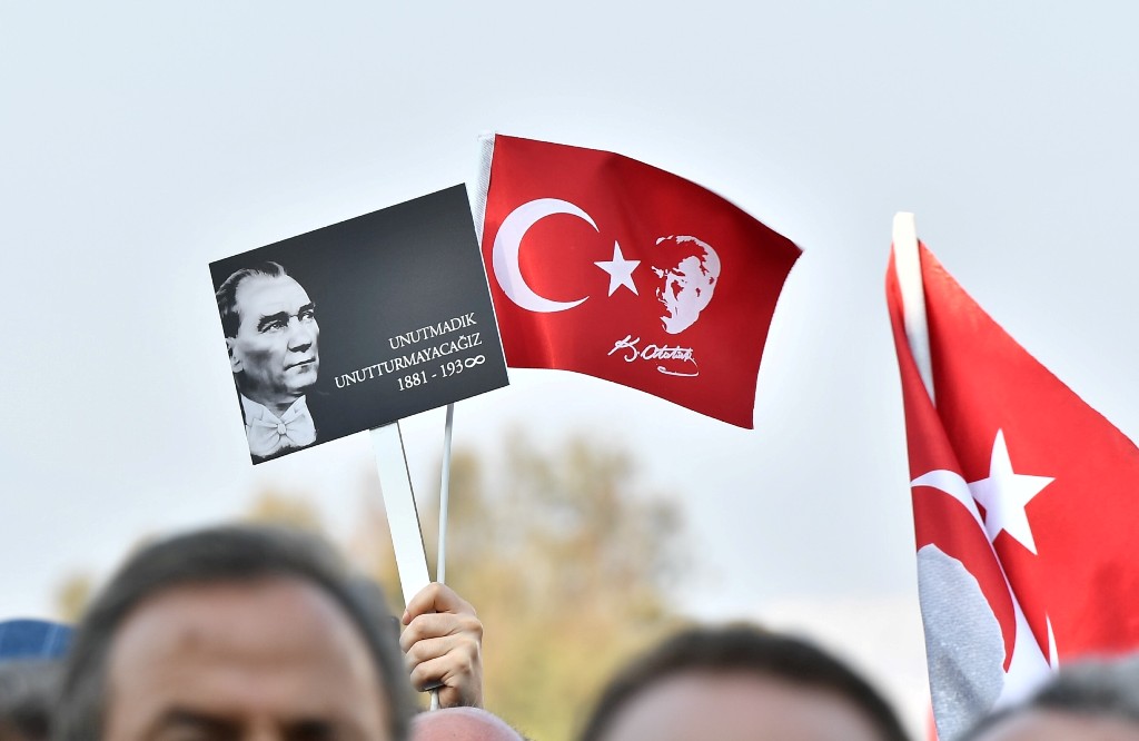 On binlerce İzmirli Atası'na saygı için yürüdü...