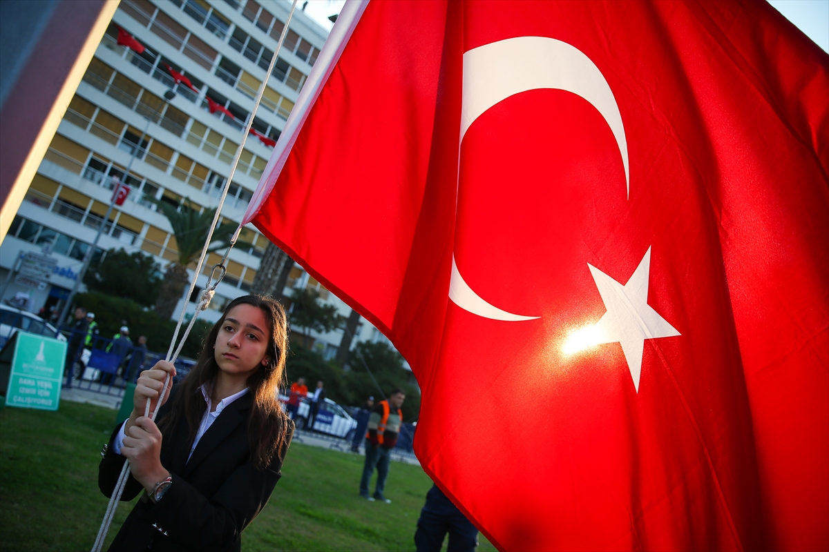 Saat 09:05'te İzmir'de hayat durdu...