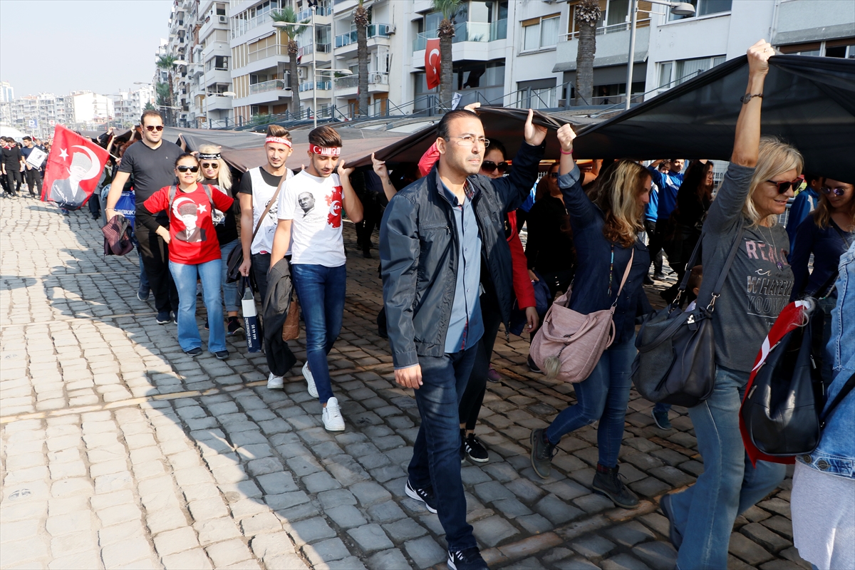 On binlerce İzmirli Atası'na saygı için yürüdü...