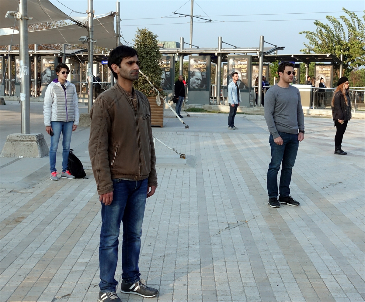 Saat 09:05'te İzmir'de hayat durdu...