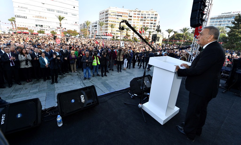 On binlerce İzmirli Atası'na saygı için yürüdü...