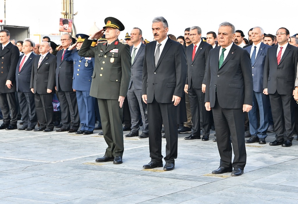 Saat 09:05'te İzmir'de hayat durdu...