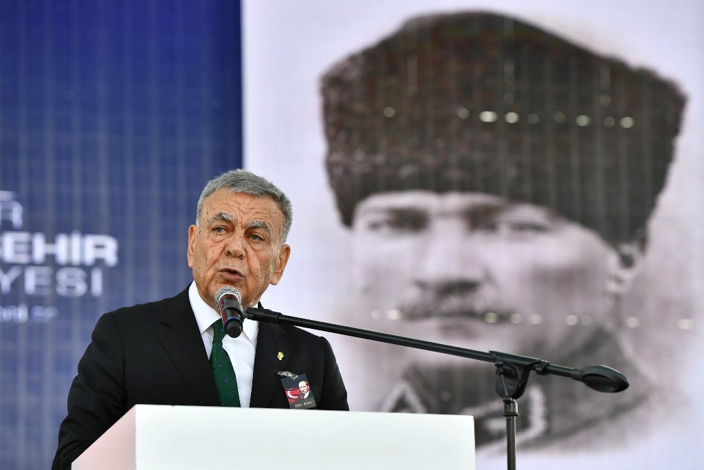 On binlerce İzmirli Atası'na saygı için yürüdü...