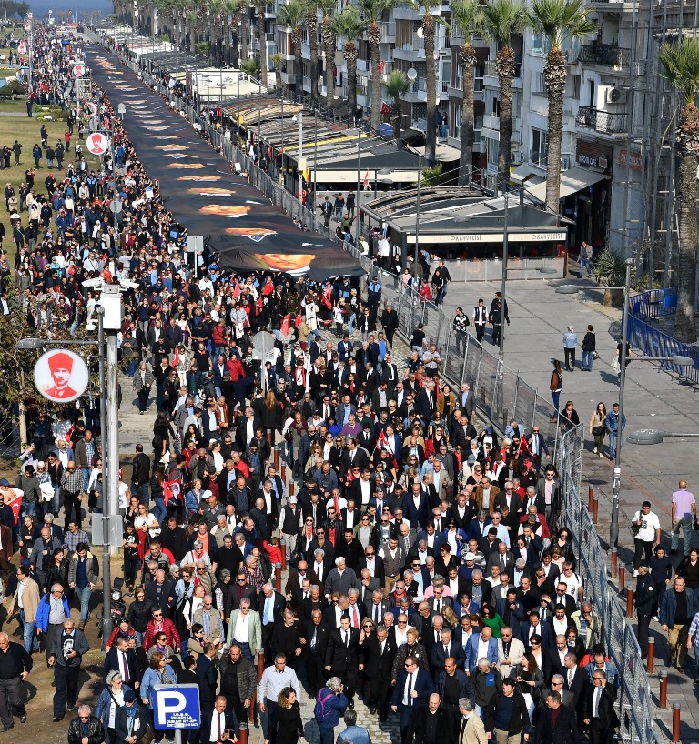 On binlerce İzmirli Atası'na saygı için yürüdü...