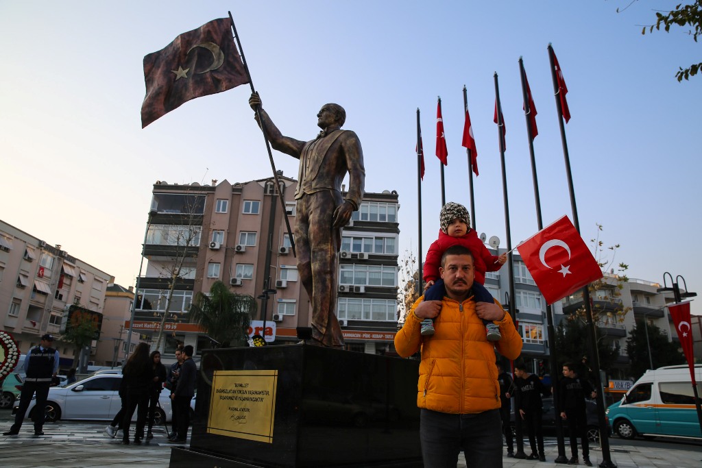 Saat 09:05'te İzmir'de hayat durdu...
