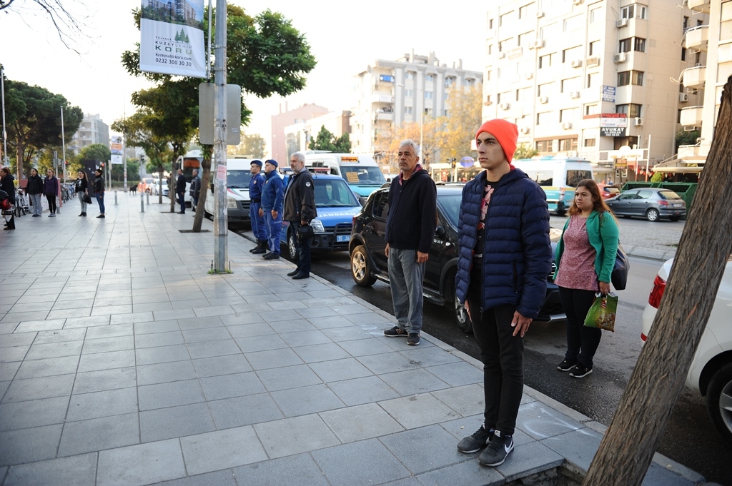 Saat 09:05'te İzmir'de hayat durdu...