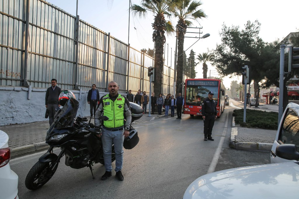 Saat 09:05'te İzmir'de hayat durdu...