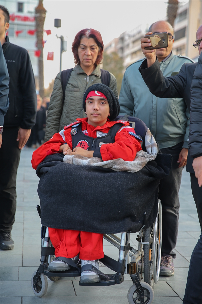 Saat 09:05'te İzmir'de hayat durdu...