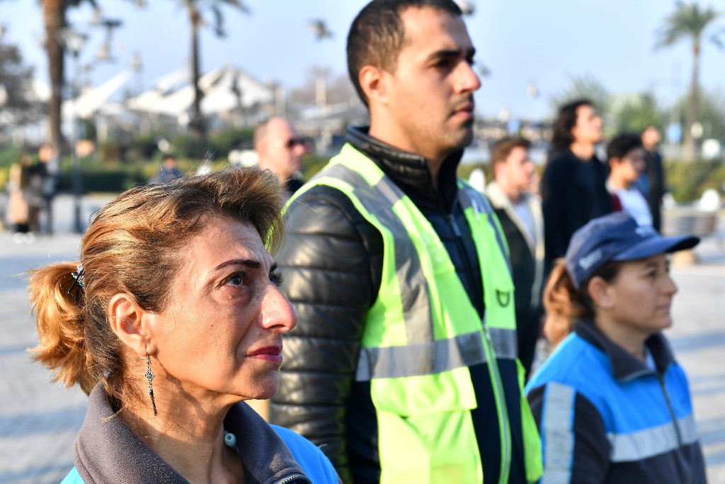 Saat 09:05'te İzmir'de hayat durdu...