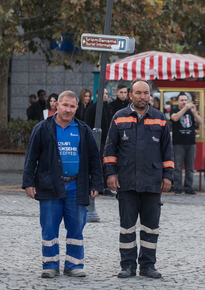 Saat 09:05'te İzmir'de hayat durdu...
