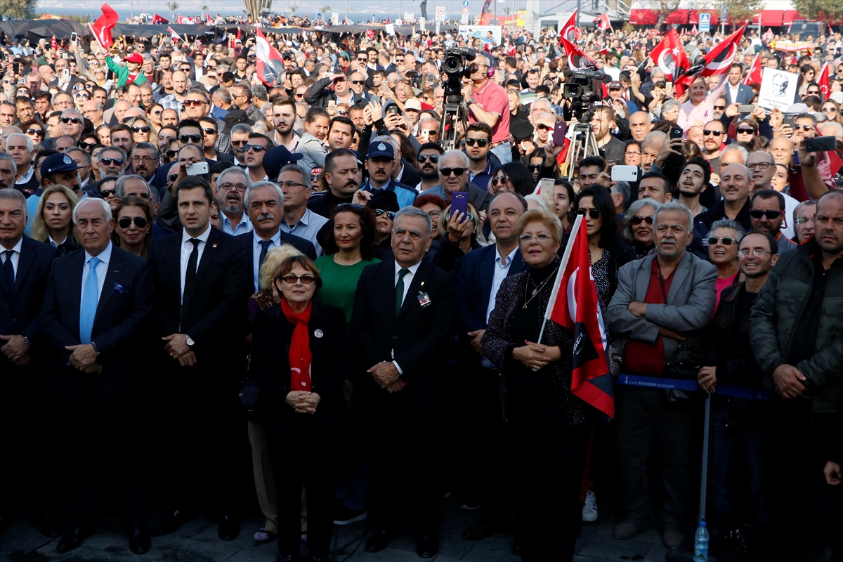 On binlerce İzmirli Atası'na saygı için yürüdü...