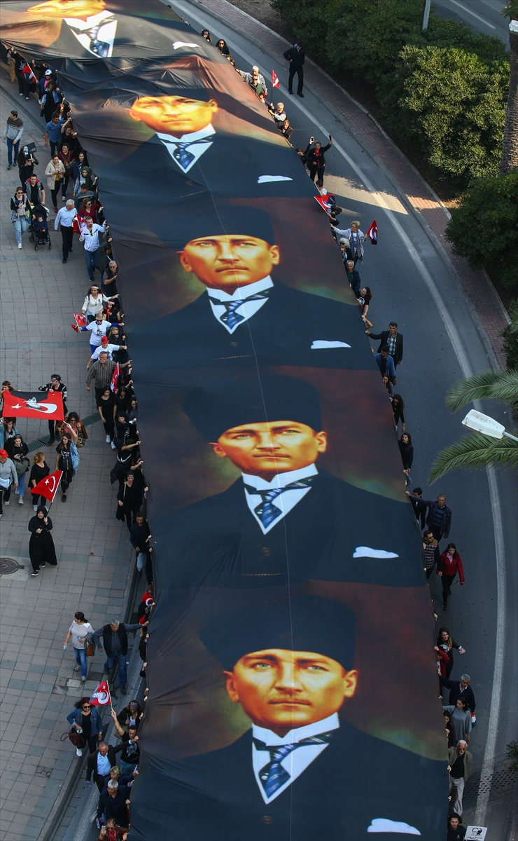 On binlerce İzmirli Atası'na saygı için yürüdü...