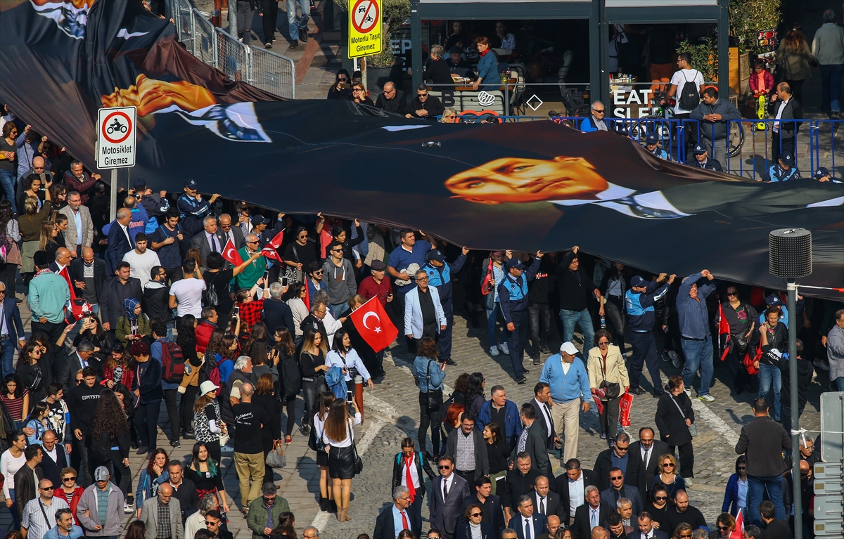 On binlerce İzmirli Atası'na saygı için yürüdü...
