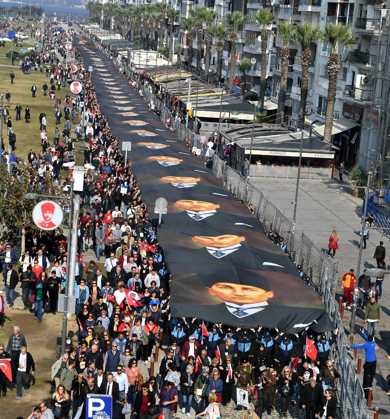 On binlerce İzmirli Atası'na saygı için yürüdü...