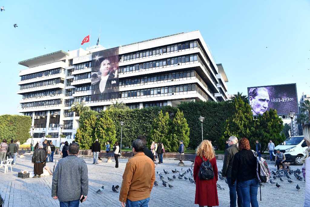 Saat 09:05'te İzmir'de hayat durdu...