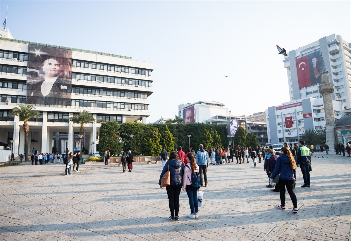 Saat 09:05'te İzmir'de hayat durdu...