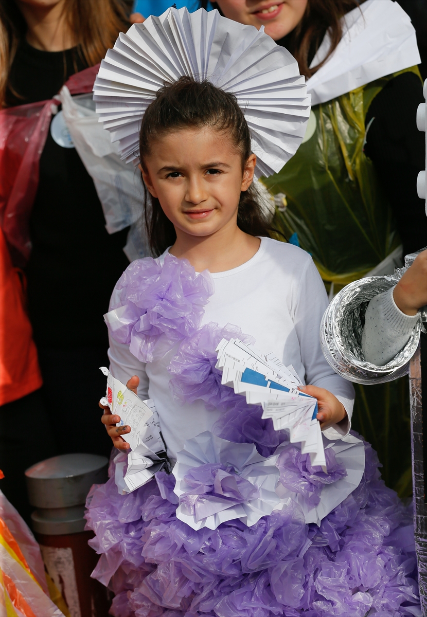 Geri dönüştürülen eşyalarla sokak defilesi!