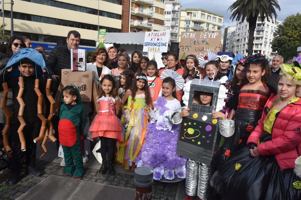 Geri dönüştürülen eşyalarla sokak defilesi!