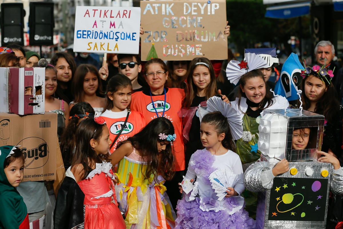 Geri dönüştürülen eşyalarla sokak defilesi!
