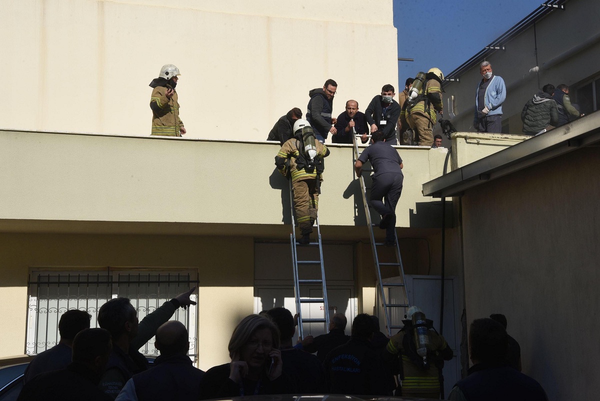 İzmir'de hastanede yangın paniği