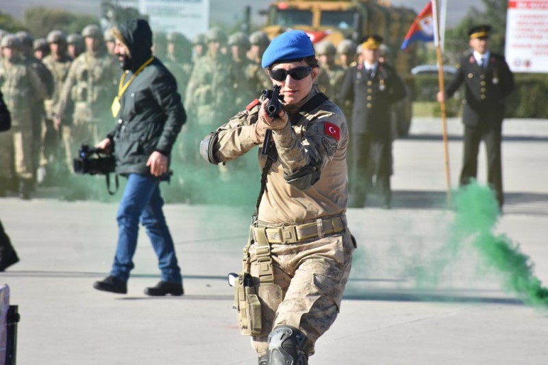 Güven verdiler... Foça'da astsubaylar mezun oldu