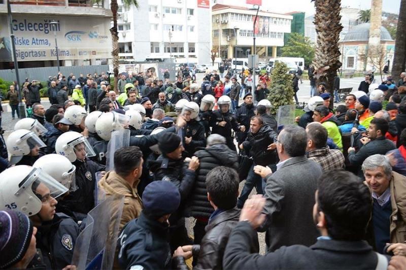 Büyükşehir önünde gergin anlar