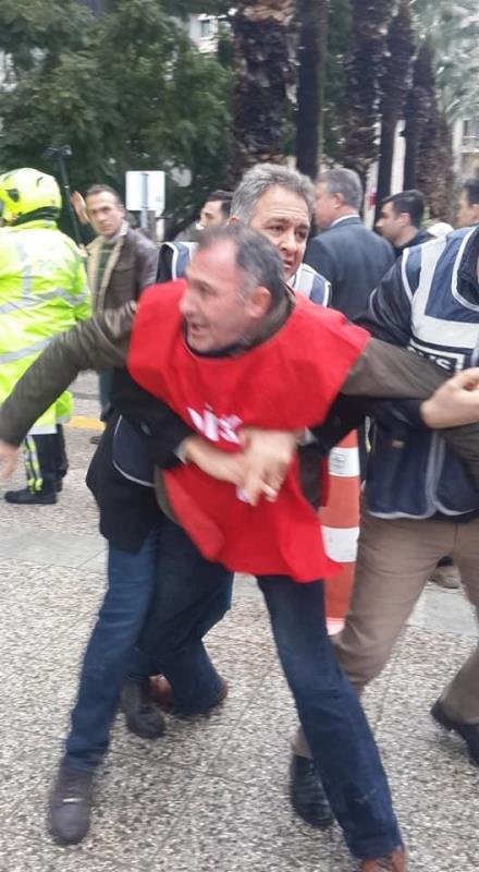 Büyükşehir önünde gergin anlar
