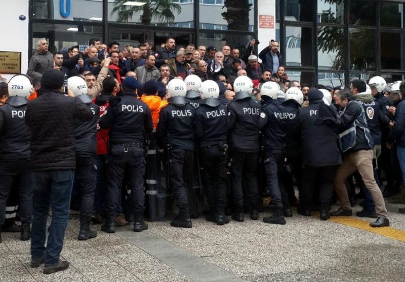 Büyükşehir önünde gergin anlar