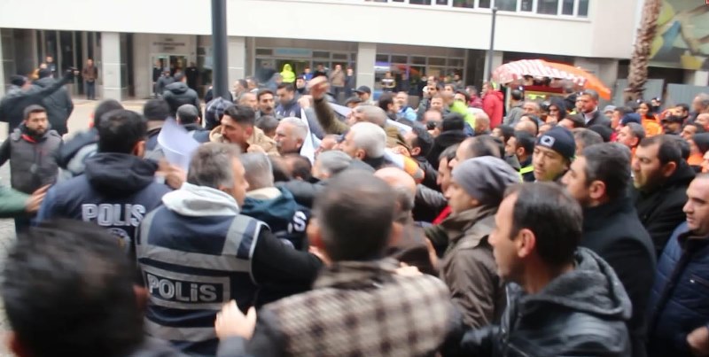 Büyükşehir önünde gergin anlar