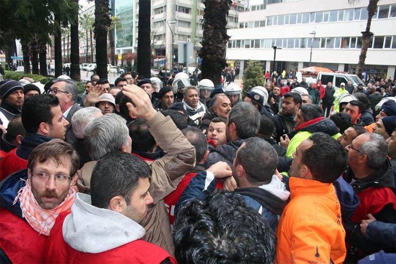 Büyükşehir önünde gergin anlar