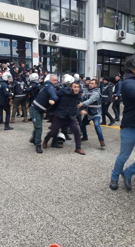 Büyükşehir önünde gergin anlar