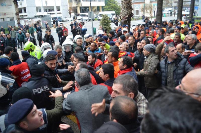 Büyükşehir önünde gergin anlar