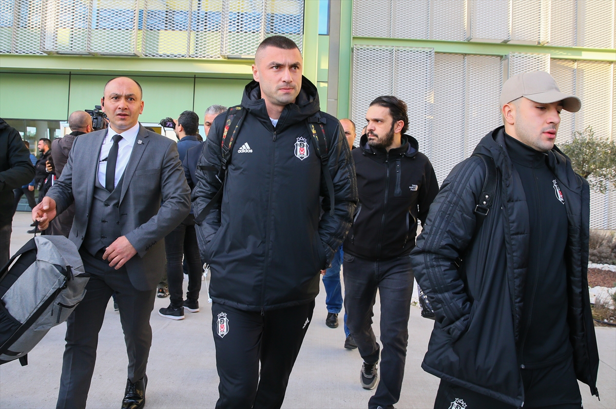 Beşiktaş'ı İzmir'de taraftarları karşıladı!