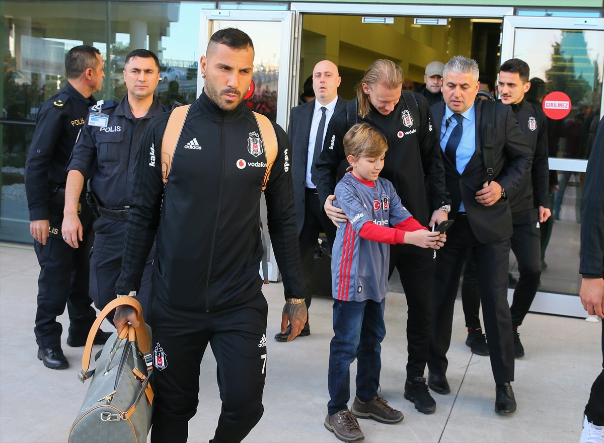 Beşiktaş'ı İzmir'de taraftarları karşıladı!