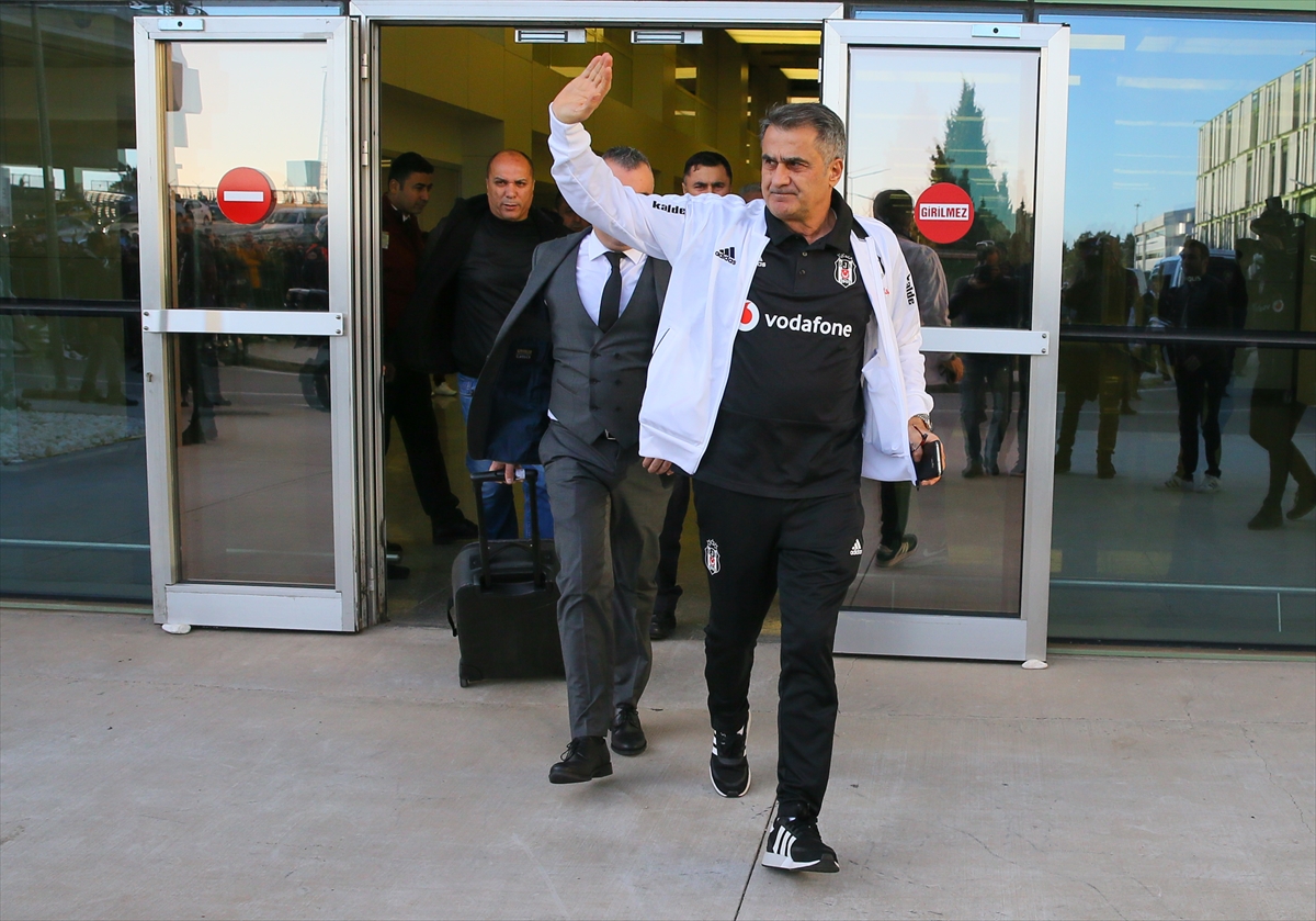 Beşiktaş'ı İzmir'de taraftarları karşıladı!