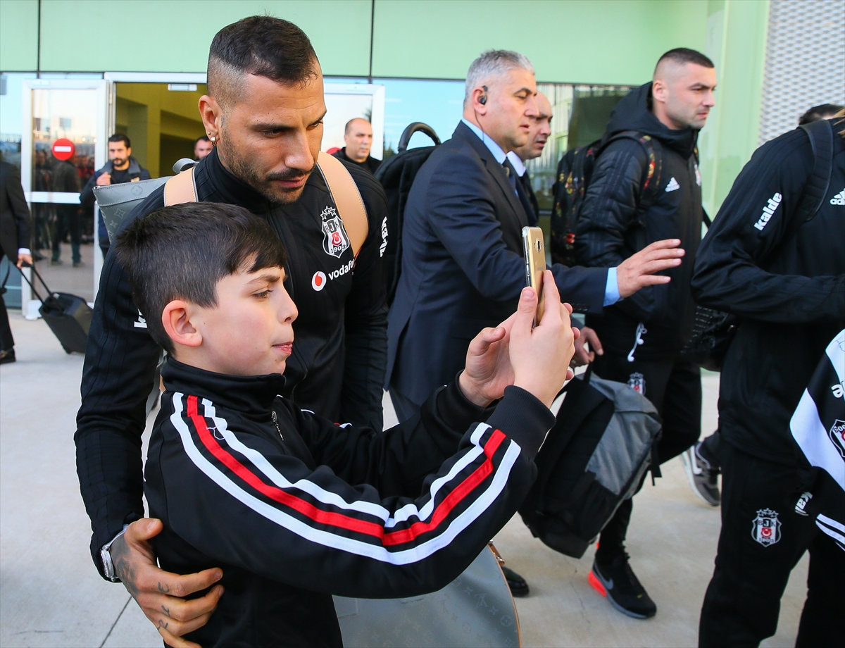 Beşiktaş'ı İzmir'de taraftarları karşıladı!