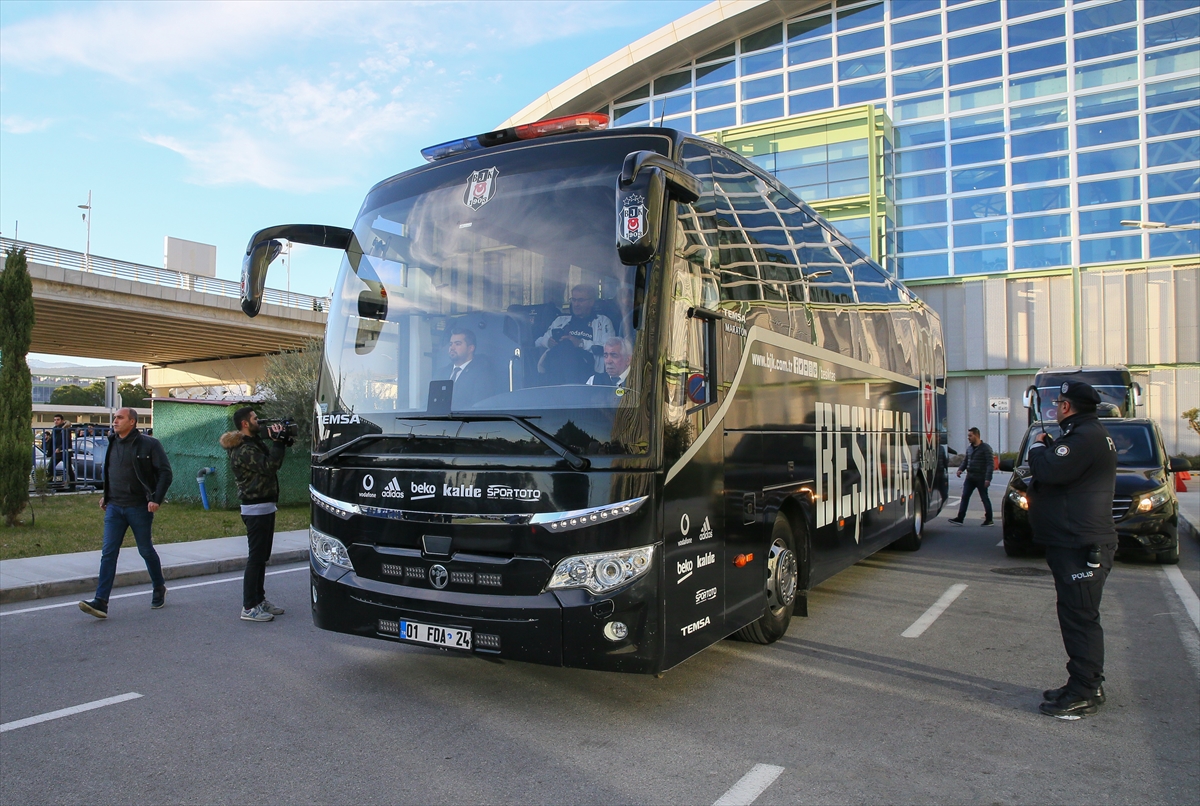 Beşiktaş'ı İzmir'de taraftarları karşıladı!