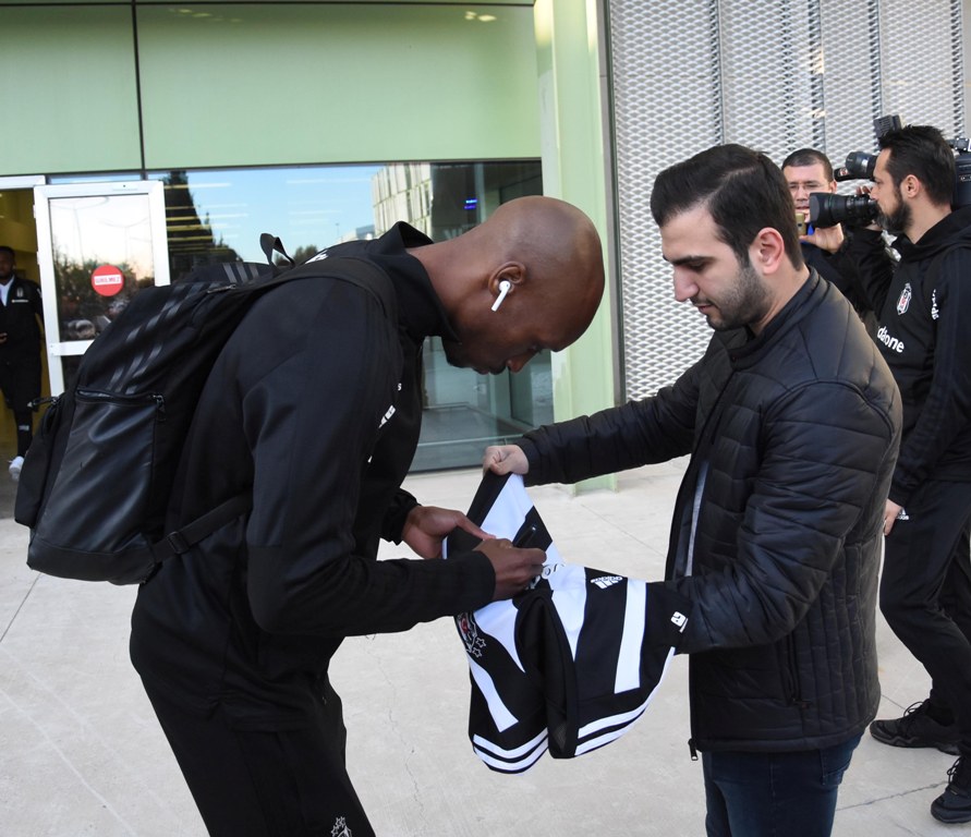 Beşiktaş'ı İzmir'de taraftarları karşıladı!
