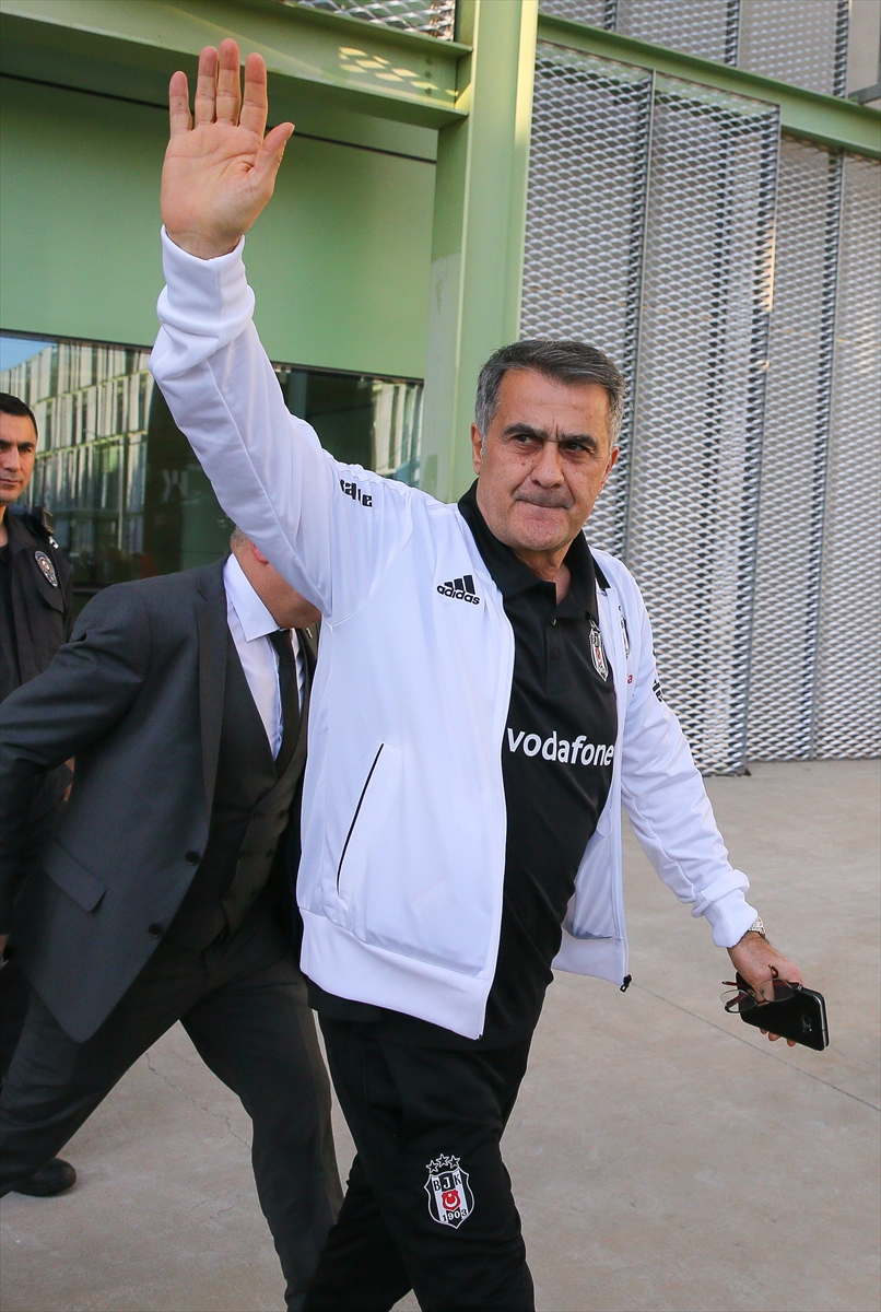 Beşiktaş'ı İzmir'de taraftarları karşıladı!