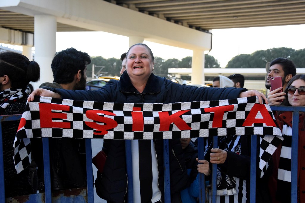 Beşiktaş'ı İzmir'de taraftarları karşıladı!