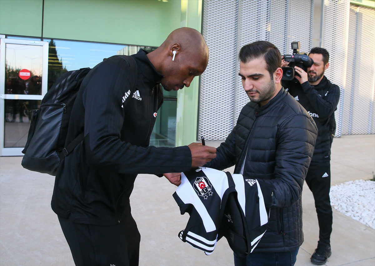 Beşiktaş'ı İzmir'de taraftarları karşıladı!