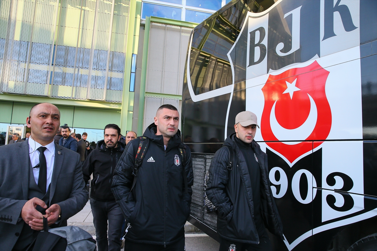 Beşiktaş'ı İzmir'de taraftarları karşıladı!