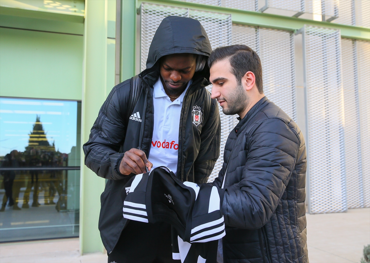 Beşiktaş'ı İzmir'de taraftarları karşıladı!