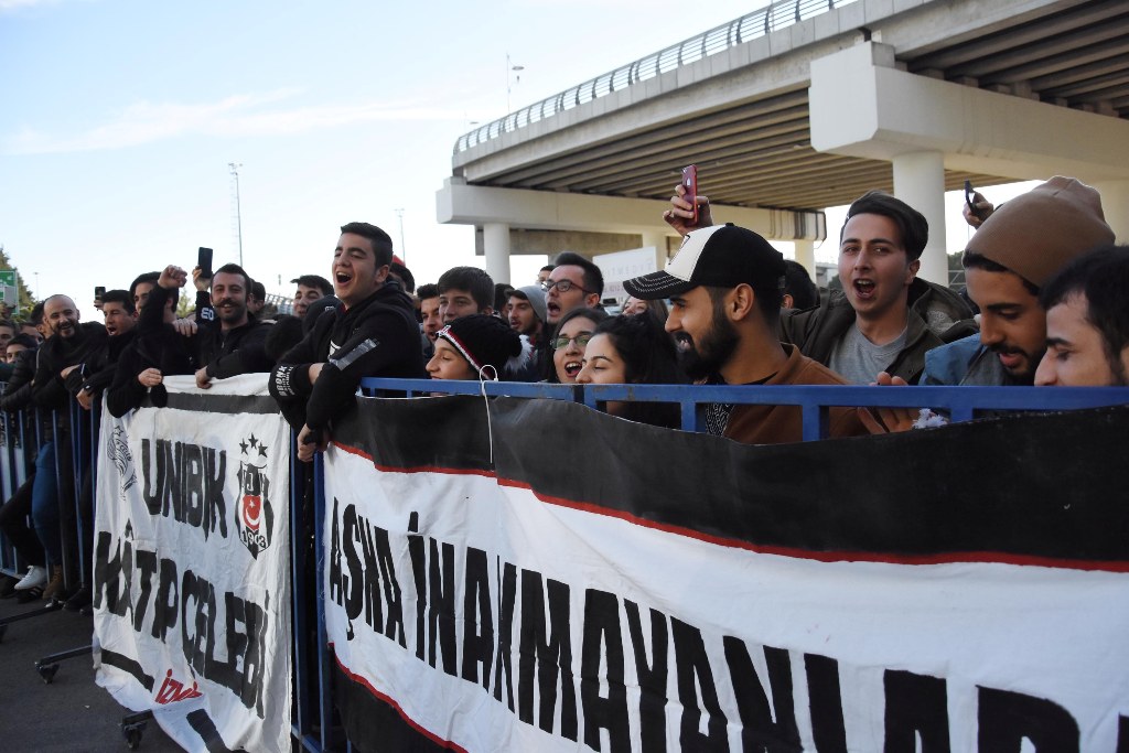 Beşiktaş'ı İzmir'de taraftarları karşıladı!