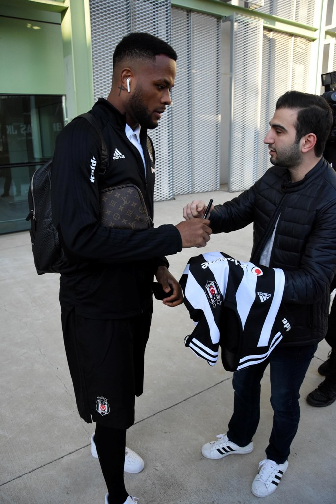 Beşiktaş'ı İzmir'de taraftarları karşıladı!